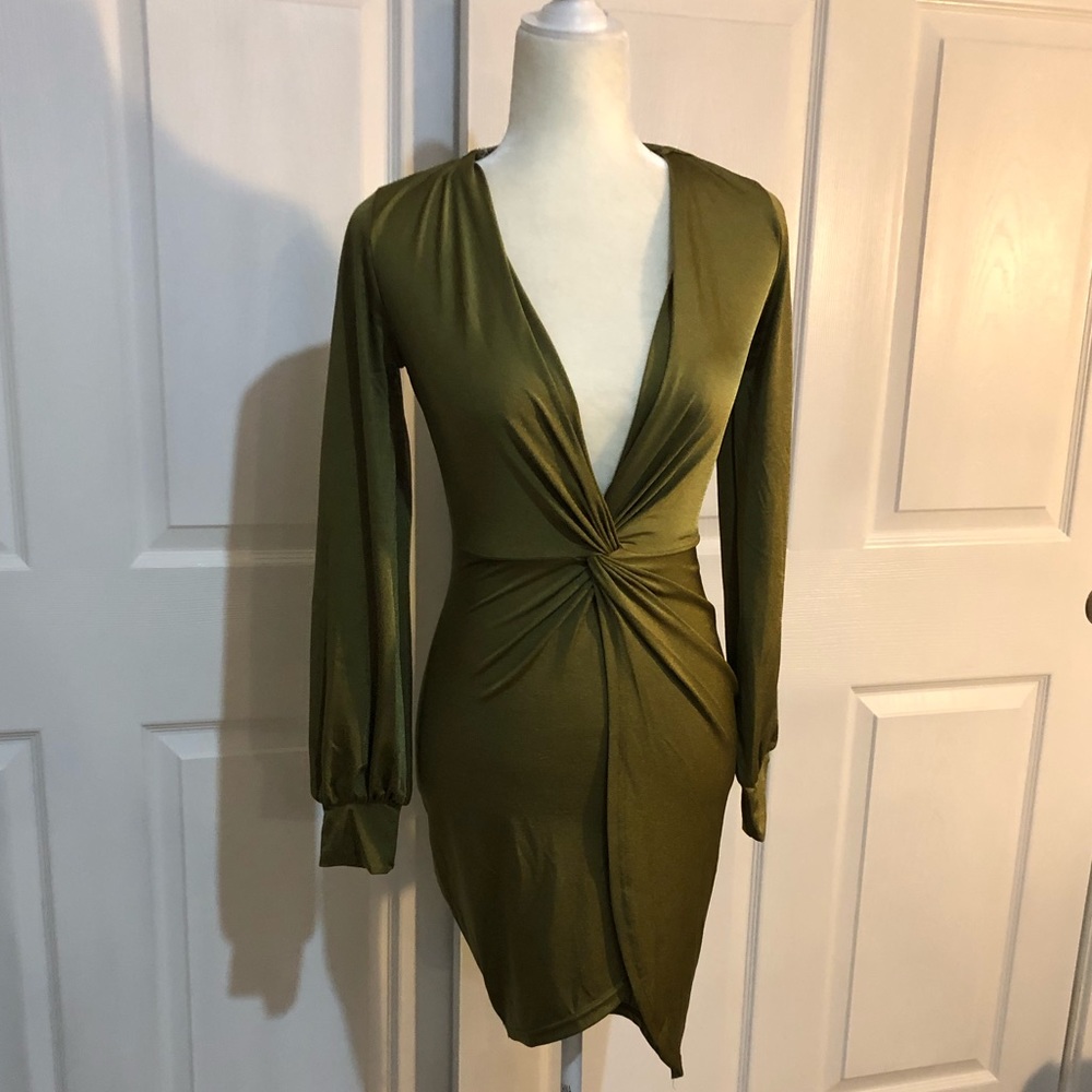 ❣️50%Off❣️ Twisted V Plunge Dress - Picture 11 of 11